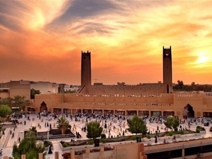 ‎Al-Kindi Plaza and the Friday Mosque ‎