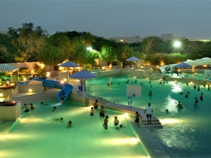 ‎External swimming pool with artificial waves ‎