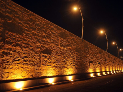 ‎Walls covered with rocky-shaped fiberglass plates and lights to determine the roadsides ‎